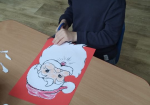 Chłopiec wykonuje kartę pracy