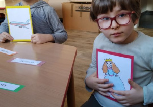 Dziewczynka z chłopcem prezentują wykonaną pracę