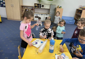 Dzieci malują plastikowe kubki
