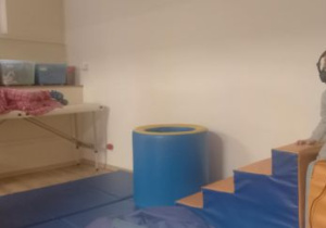 Chłopiec siedzi na piankowych klockach