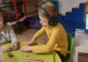 Chłopcy lepią z plasteliny