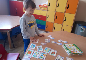 Chłopiec dopasowuje puzzle z daną ilością elementów do odpowiedniej liczby
