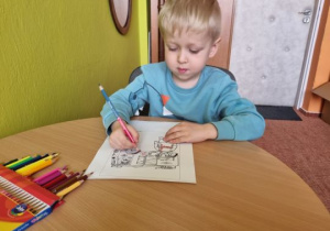 Chłopiec koloruje obrazek