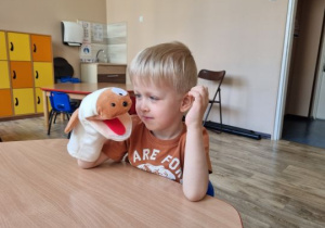 Chłopiec bawi się pacynką