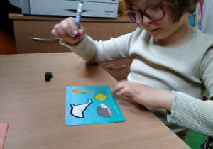 Dziewczynka rysuje po śladzie
