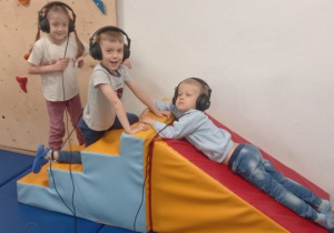 Dzieci wspinają się na piankowe klocki