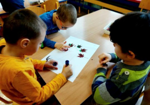 Dzieci tworzą pracę plastyczną