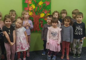 Dzieci prezentują swój plakat