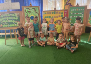 Dzieci pozują do zdjęcia z nagrodami za wykonanie eko gry