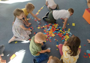 Dzieci układają figury geometryczne