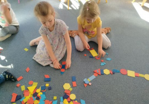 Dziewczynki układają figury geometryczne