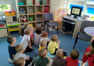 Dzieci oglądają bajkę na komputerze
