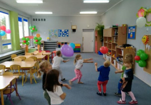 Dzieci odbijają balony