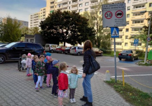 Dzieci poznają znaki drogowe