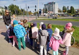 Dzieci obserwują ruch drogowy na skrzyżowaniu