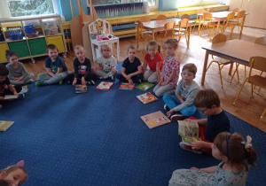 Dzieci prezentują swoje książki