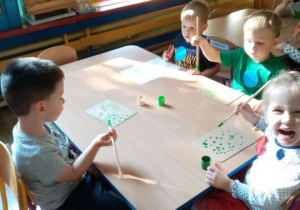 Dzieci malują przy stoliku