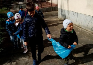 Dzieci idą z workami na śmieci