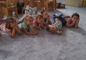 Dzieci leżą na dywanie