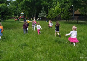 Dzieci biegają po ogrodzie