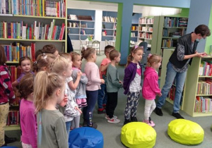Dzieci stoją w bibliotece