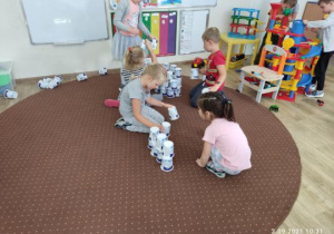 Dziewczynki budują wieżę z kubków