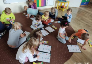 Dzieci rysują na podłodze