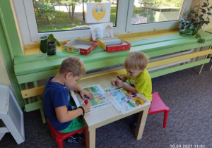 Dzieci przy stoliku grają w interaktywną grę