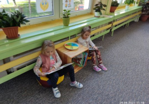 Dziewczynki oglądają ksiązki