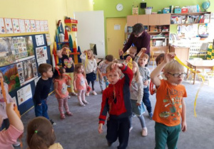 Dzieci tańczą z paskami bibuły