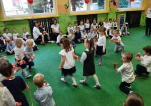Dzieci wykonują taniec