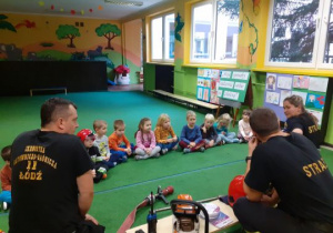 Strażacy rozmawiają z dziećmi
