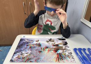 Chłopiec uczy się wypowiadania na określony temat oraz ćwiczy percepcję wzrokową