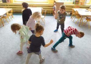 Dzieci wykonują improwizację ruchową