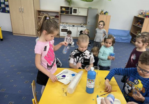 Dzieci malują plastikowe kubki