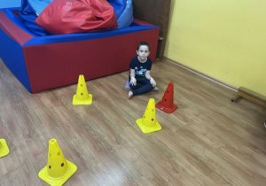 Chłopiec wykonuje ćwiczenia na sali gimnastycznej
