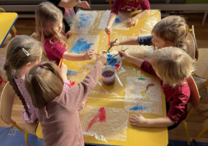 Dzieci malują farbami po folii bąbelkowej