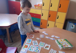 Chłopiec dopasowuje puzzle z daną ilością elementów do odpowiedniej liczby