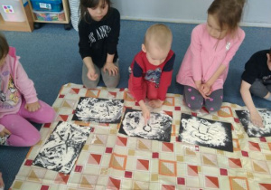 Dzieci rysują na mące