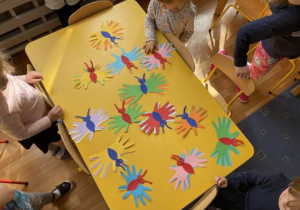 Dzieci wykonuja motyle z własnych dłoni