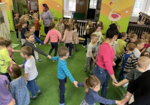 Dzieci z nauczycielami poruszają się podczas zabawy ruchowej