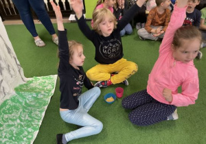 Dzieci podnoszą ręce do góry oznaczające ukończenie zadania