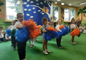 Dzieci wykonują wakacyjny taniec z pomponami
