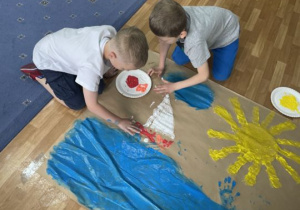 Dzieci malują dłońmi
