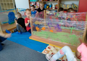 Dzieci malują farbami na folii