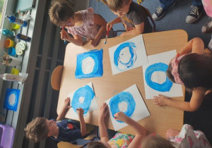 Dzieci malują farbami okręgi
