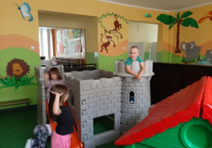 Dzieci bawią się w zamku