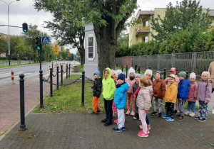 Dzieci stoją przed przejściem dla pieszych