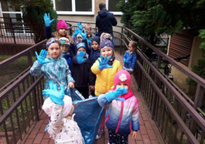 Dzieci zaopatrzone w rękawiczki wyruszją na sprzątanie świata