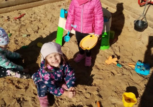 Dzieci bawią się w piasku